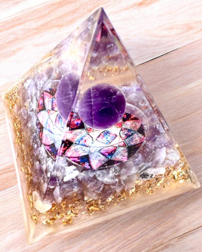 Energetická pyramida "Amethyst Star" orgonitová s krystaly ametystu