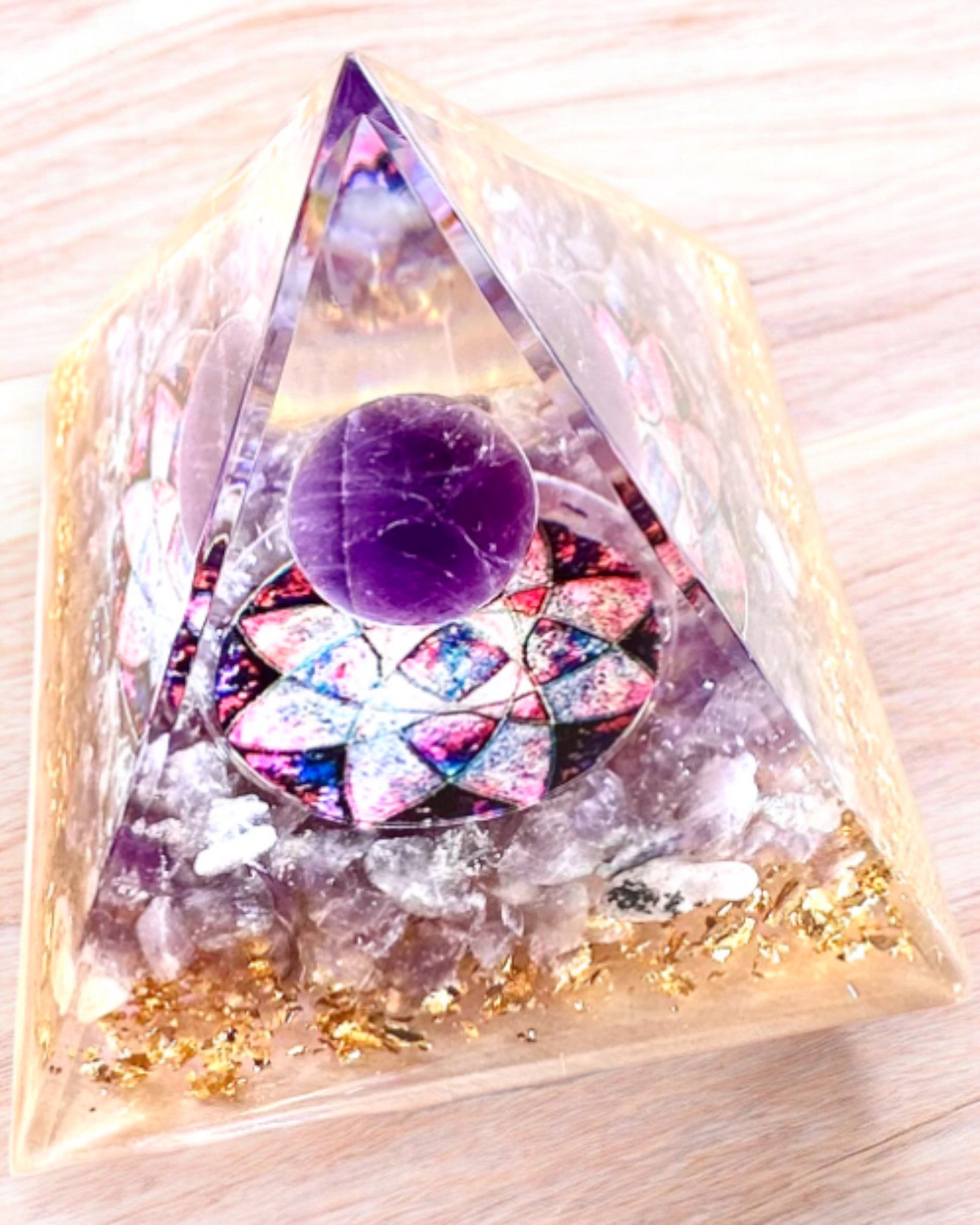 Energetická pyramida "Amethyst Star" orgonitová s krystaly ametystu