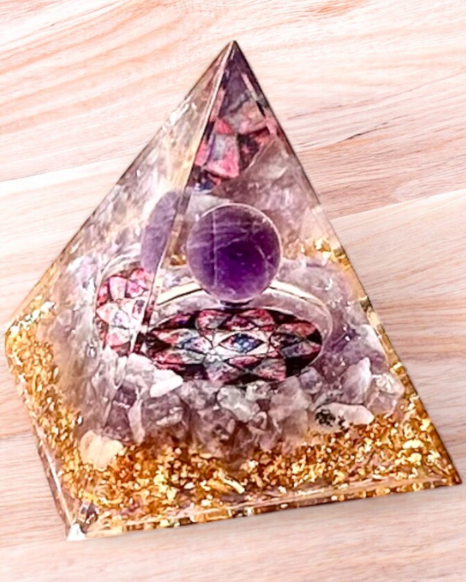 Energetická pyramida "Amethyst Star" orgonitová s krystaly ametystu