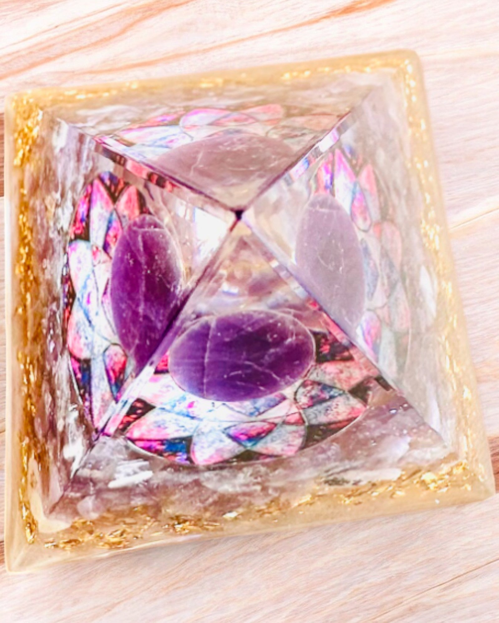 Energetická pyramida "Amethyst Star" orgonitová s krystaly ametystu