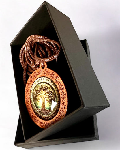 Amulet Života "Strom Předků" - Ručně Vyrobený Náhrdelník ze Dřeva a Skla, možnost personalizace gravírováním na dárek