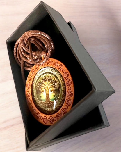 Amulet Života "Strom Předků" - Ručně Vyrobený Náhrdelník ze Dřeva a Skla, možnost personalizace gravírováním na dárek