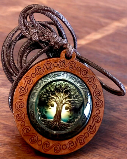 Amulet Života "Strom Předků" - Ručně Vyrobený Náhrdelník ze Dřeva a Skla, možnost personalizace gravírováním na dárek