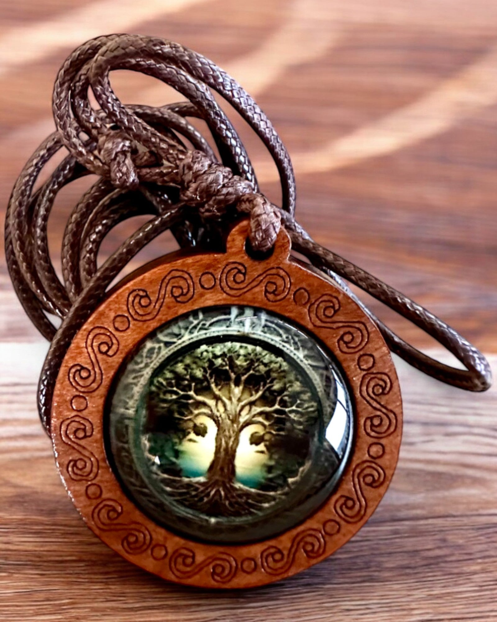 Amulet Života "Strom Předků" - Ručně Vyrobený Náhrdelník ze Dřeva a Skla, možnost personalizace gravírováním na dárek