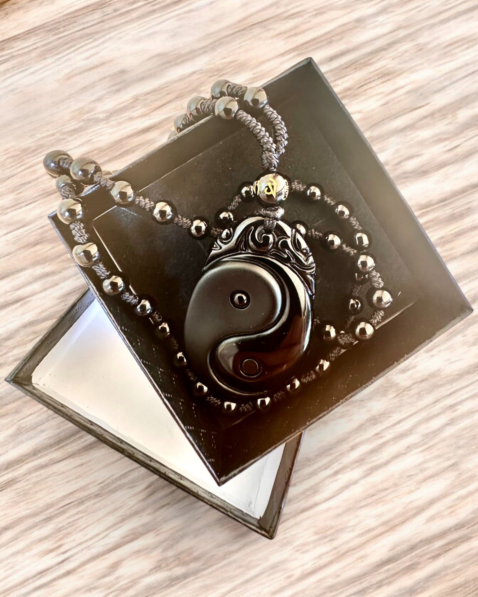 Obsidianový amulet Yin Yang s gravírováním - Harmonie a ochrana, personalizace gravírováním na dárek