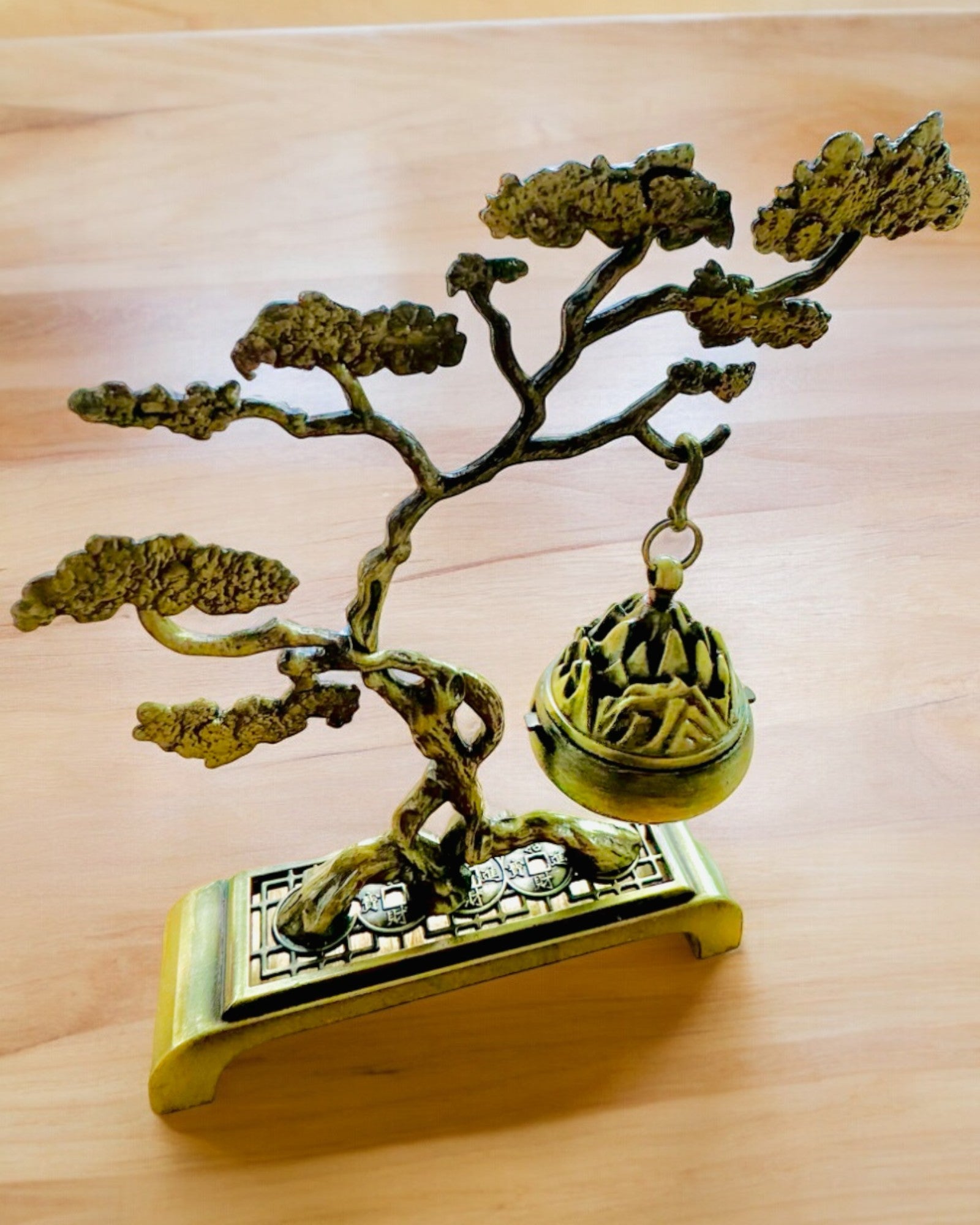 Elegantní kovový držák na vonné tyčinky Bonsai - možnost personalizace gravírováním na dárek