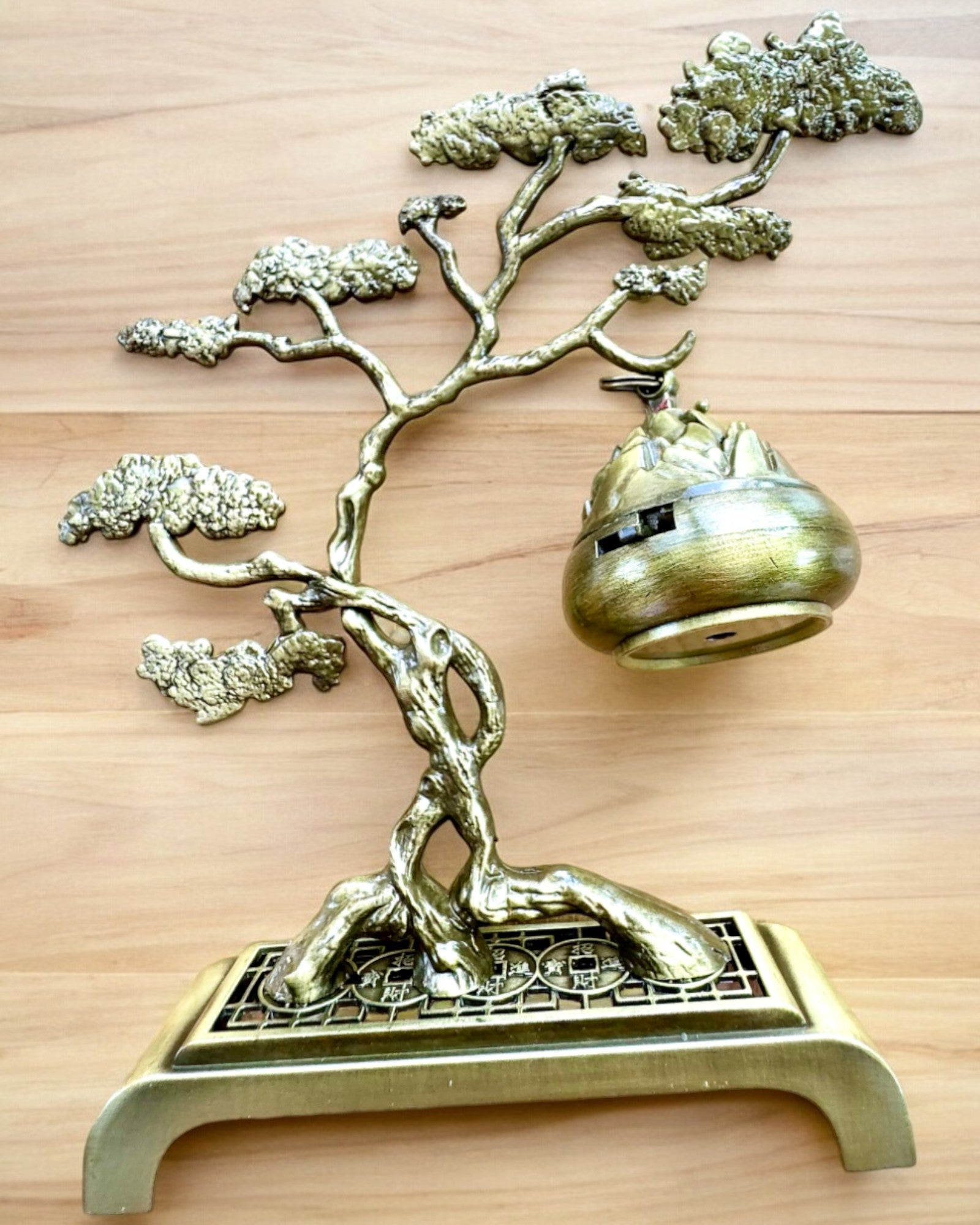 Elegantní kovový držák na vonné tyčinky Bonsai - možnost personalizace gravírováním na dárek