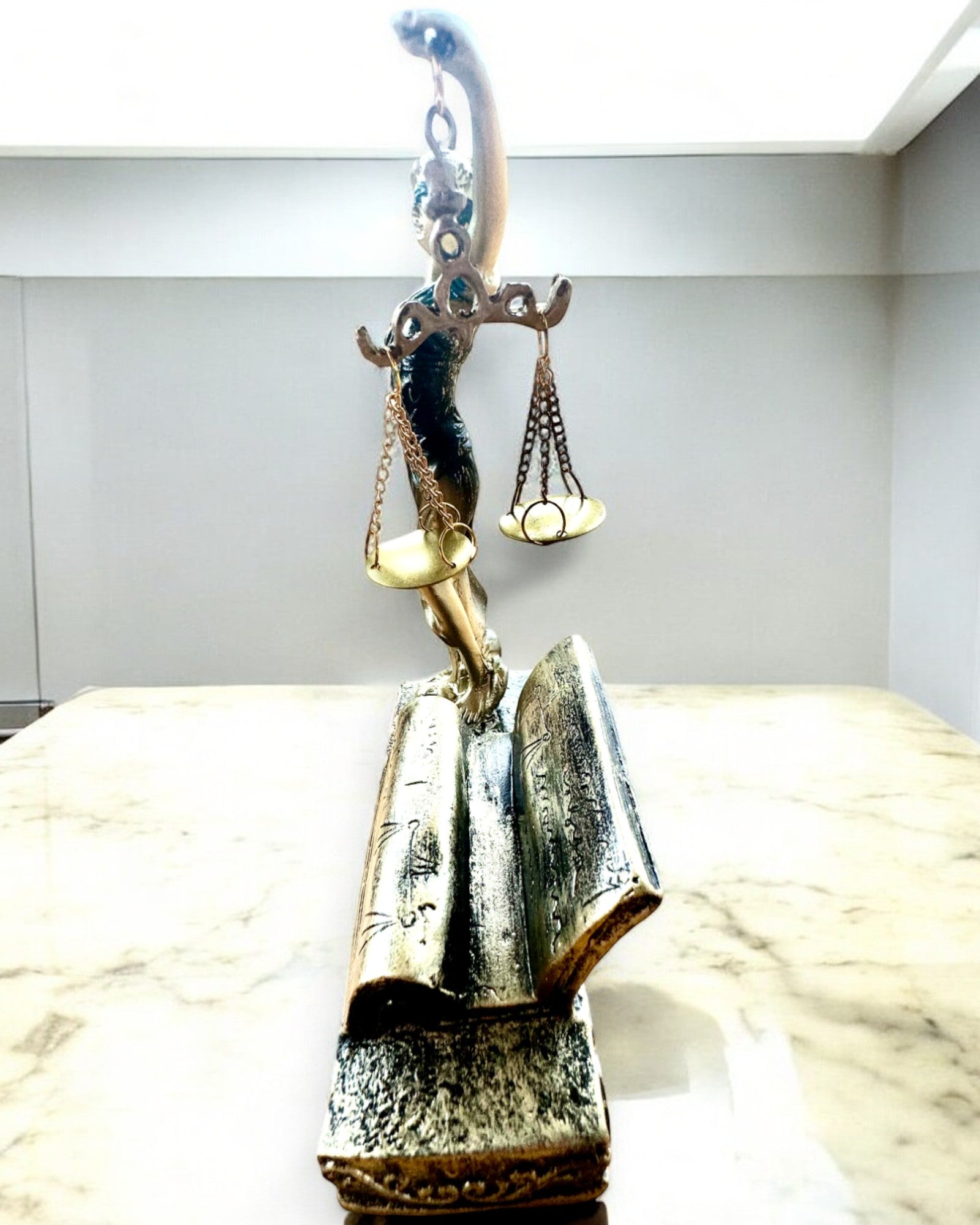 Statueta "Justicia 2" - Bohyně Spravedlnosti – Umělecká Dekorace na Polici, Řemeslo z Pryskyřice, personalizace gravírováním