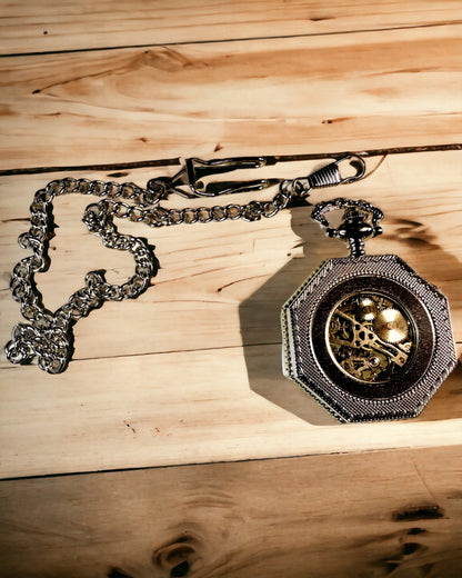 Klasický stříbrný osmihranný mechanický kapesní hodinky s průhledným ciferníkem ve stylu steampunk