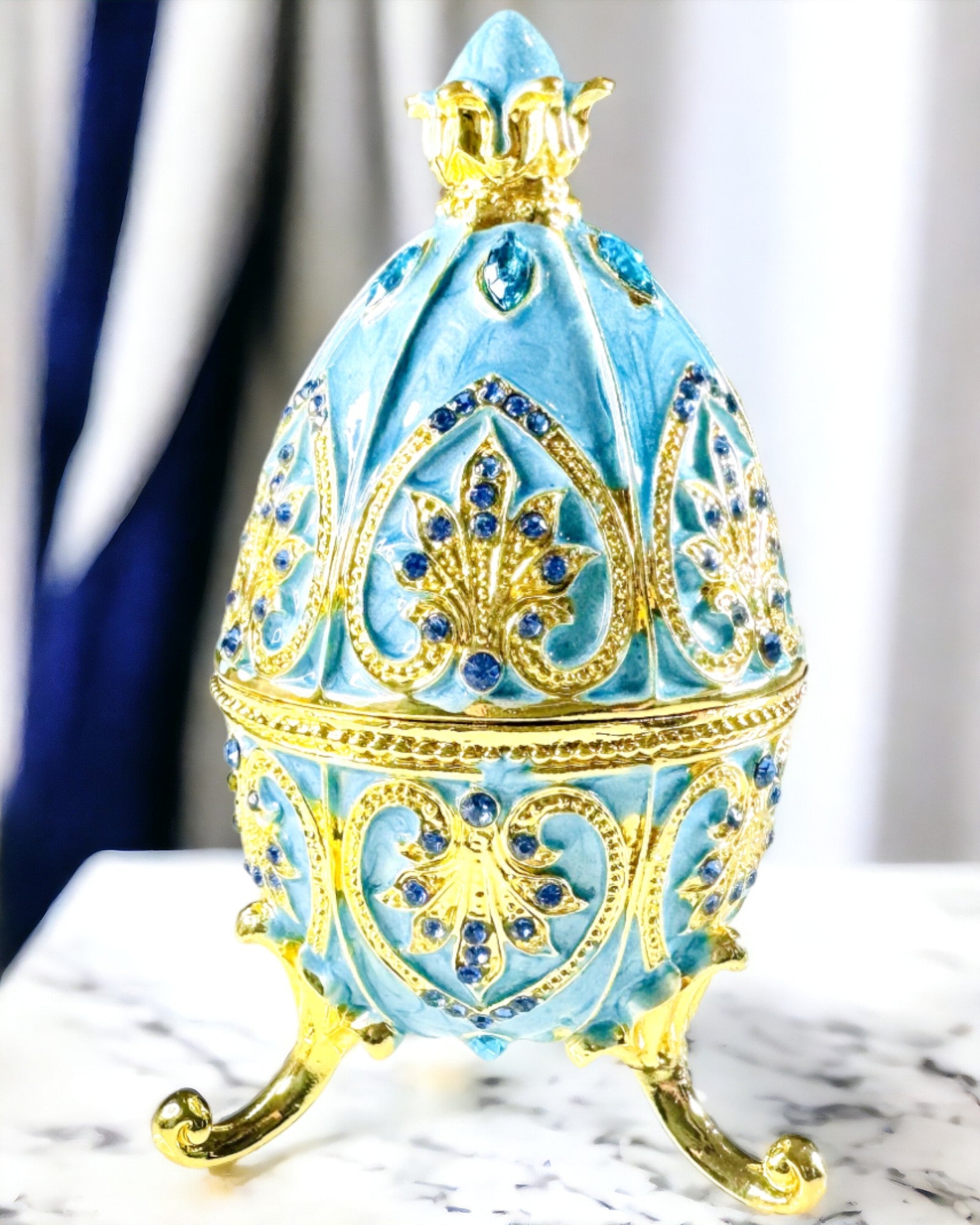 Nebeské Fabergého vejce – Emailový organizátor šperků - barva modrá obloha. Personalizace gravírováním.