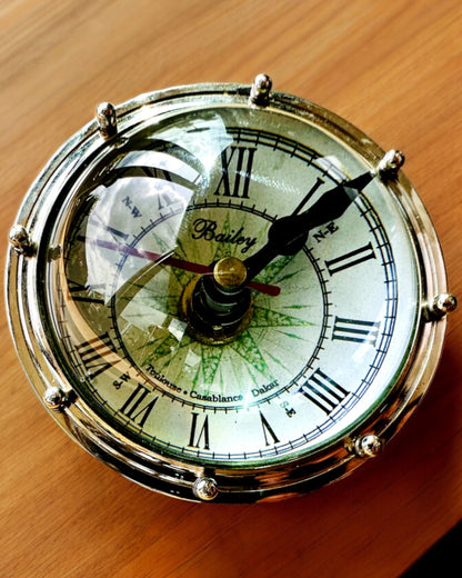 Bailey Compass Clock - Elegantní hodiny s motivem kompasu s možností gravírování