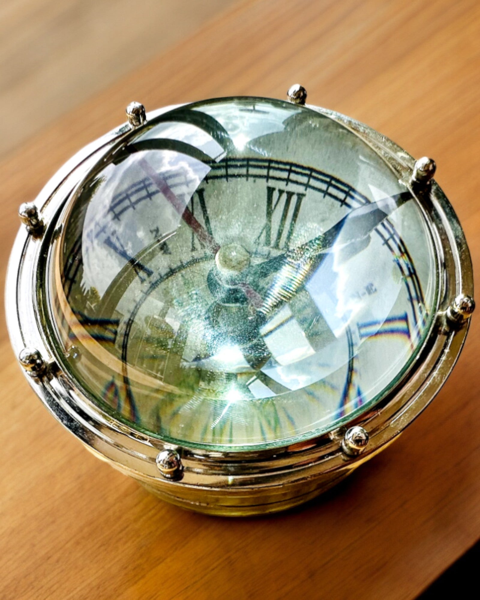 Bailey Compass Clock - Elegantní hodiny s motivem kompasu s možností gravírování