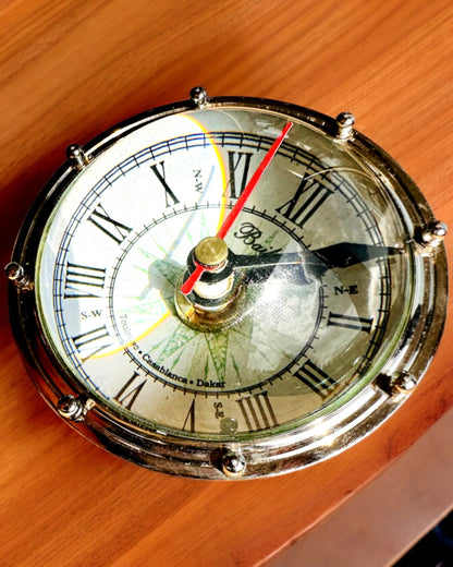 Bailey Compass Clock - Elegantní hodiny s motivem kompasu s možností gravírování