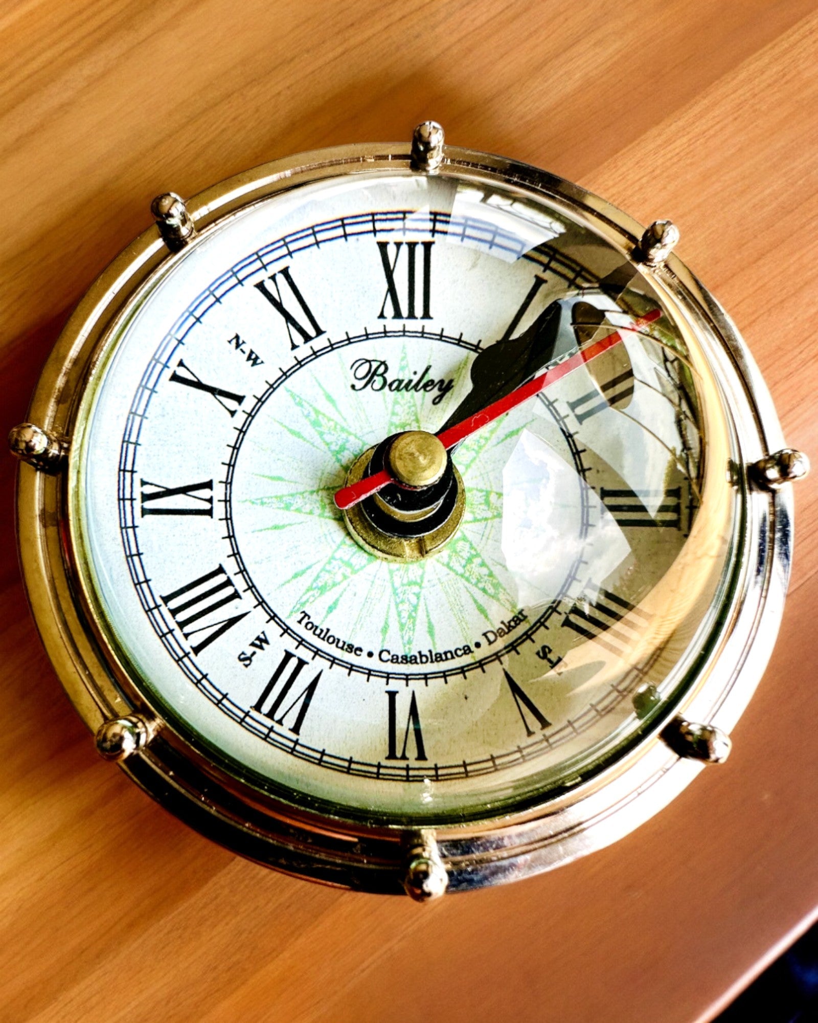 Bailey Compass Clock - Elegantní hodiny s motivem kompasu s možností gravírování