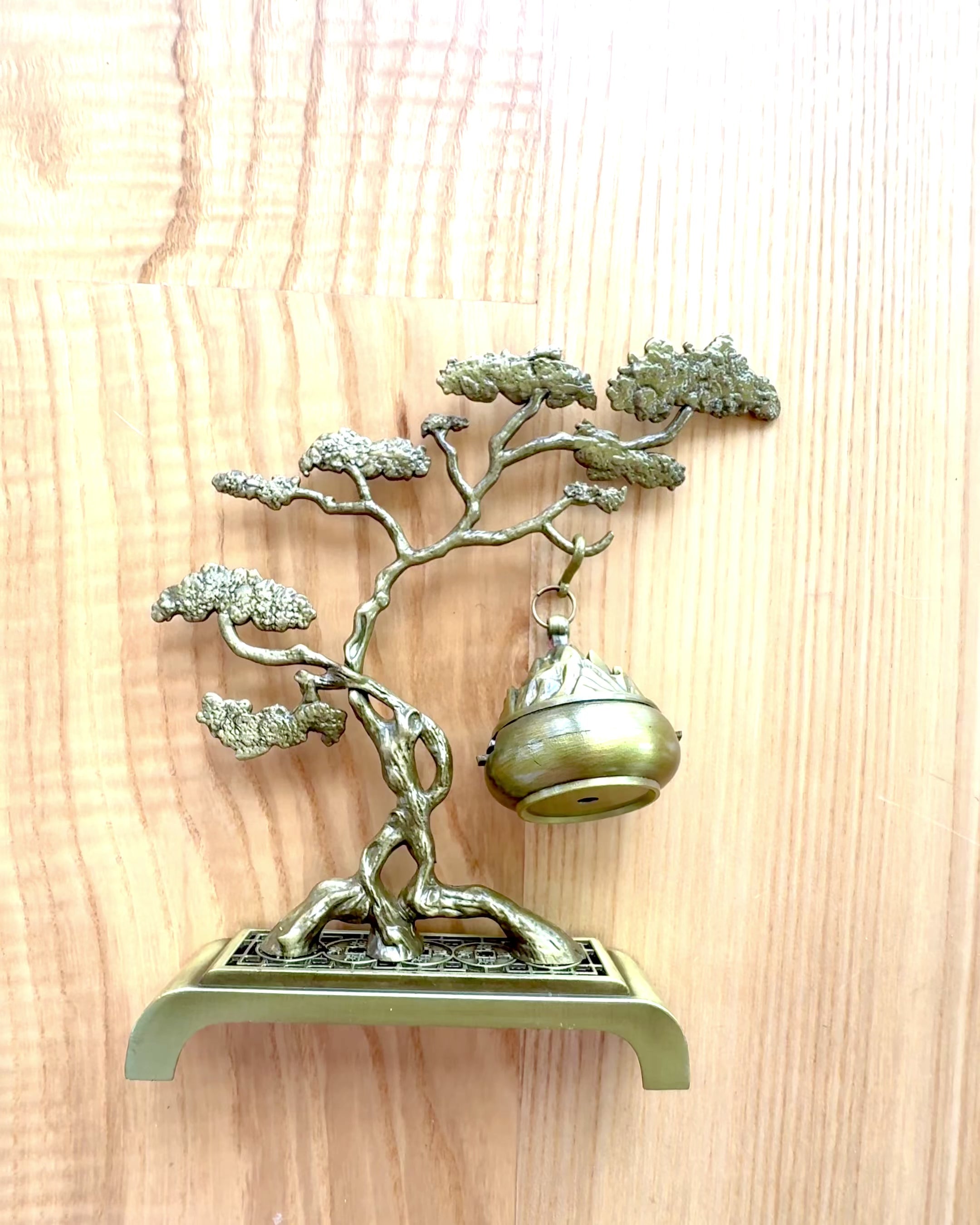 Elegantní kovový držák na vonné tyčinky Bonsai - možnost personalizace gravírováním na dárek