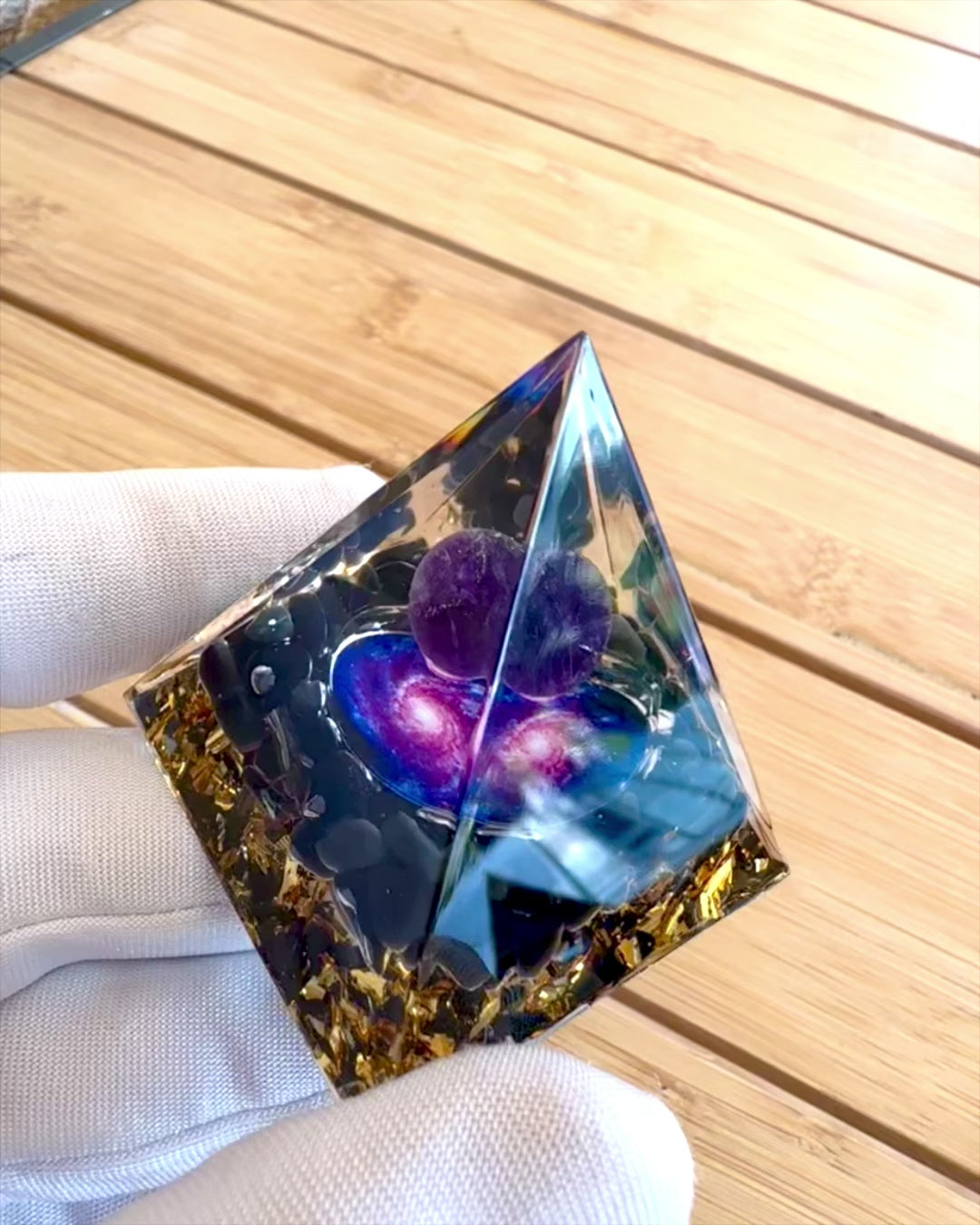 Pyramidka Energetická orgonitová Kosmické Energie - Amulet s Ametystem a Šupinkami