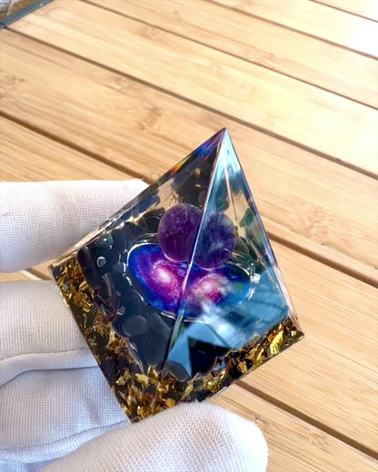 Pyramidka Energetická orgonitová Kosmické Energie - Amulet s Ametystem a Šupinkami