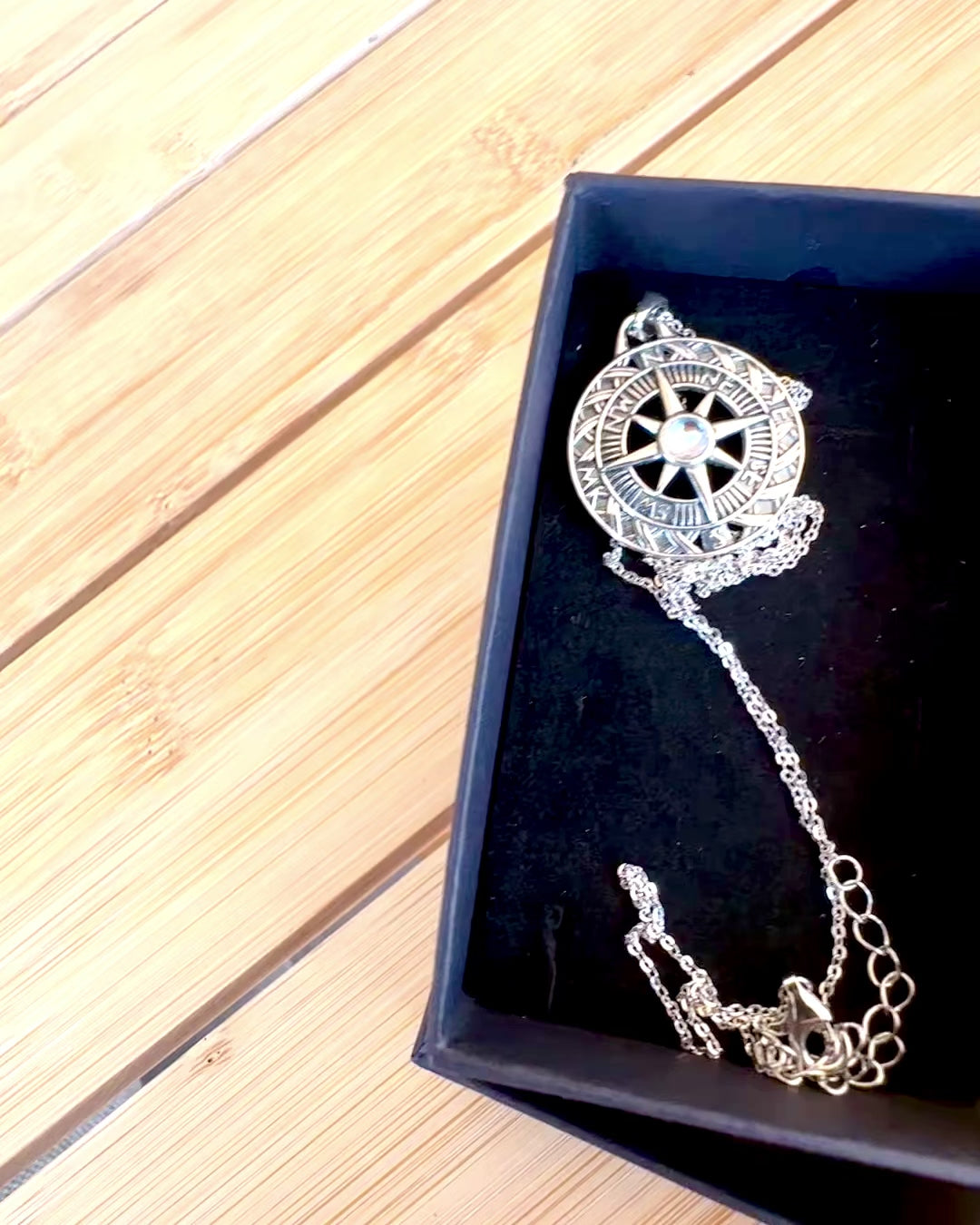 Amulet Astrální Cesty – Stříbrný Náhrdelník s Gravírováním, personalizace na dárek