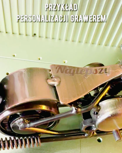 Ručně vyrobený model motocyklu z železa, chopper, personalizace, gravírování na dárek