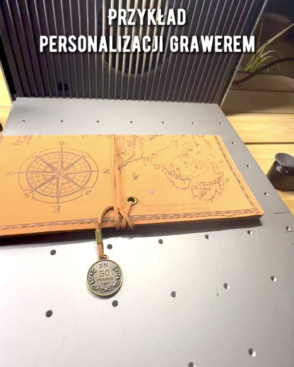 Retro Jasně hnědý - matný, kožený Penál ve Stylu Cestovatele s Mapou Světa – Praktický a Prostorný. Personalizace gravírováním.