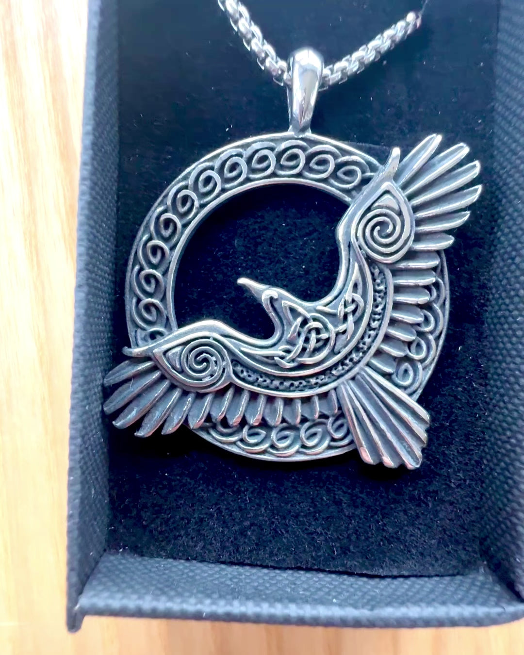 Amulet Ocelového Sokola - Náhrdelník s gravírováním, inspirovaný keltským uměním, na dárek