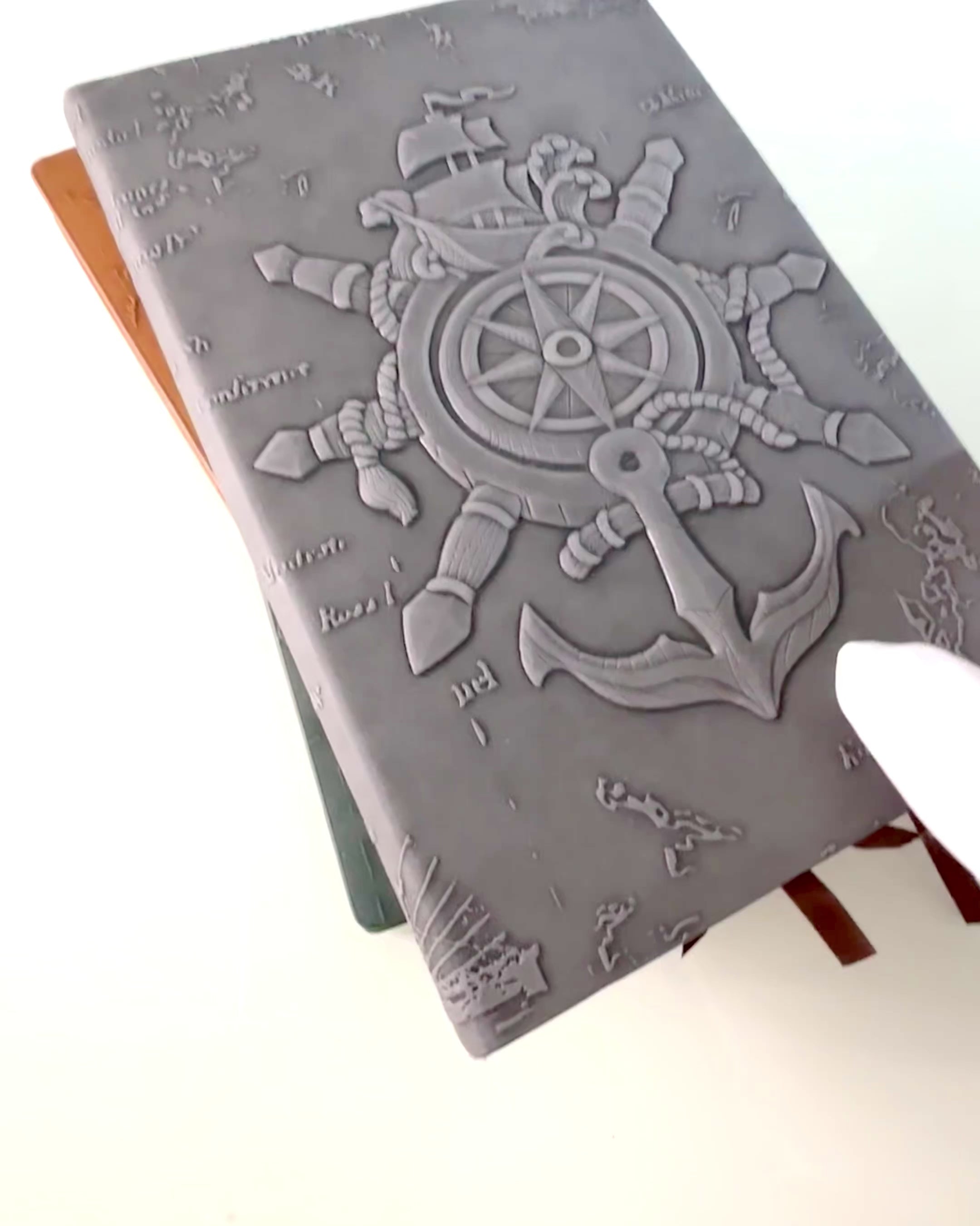 Notebooks s námořnickým motivem „Nautica” s možností personalizace gravírováním, jako dárek